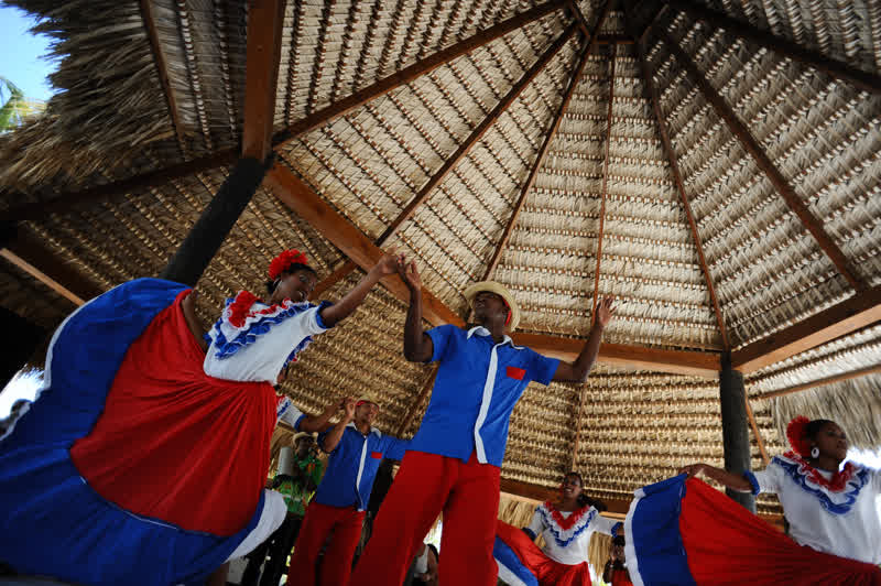 Música y baile en la playa de Isla Catalina