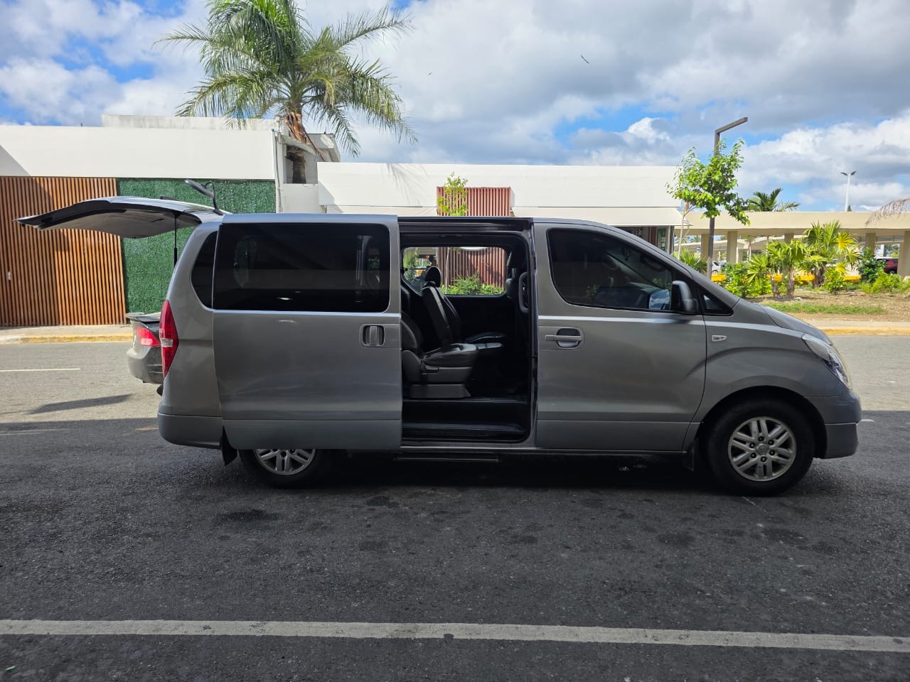 Van de eTOURS con la puerta abierta y los asientos a la vista