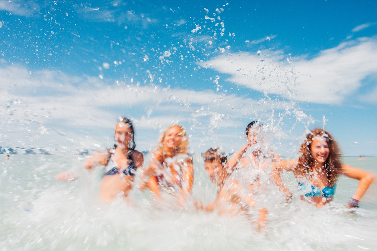 Grupo de personas en el agua