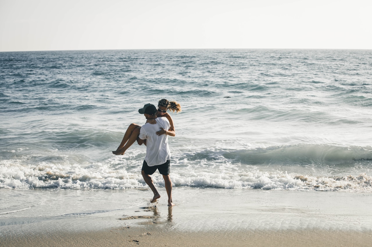 Pareja en la orilla del mar